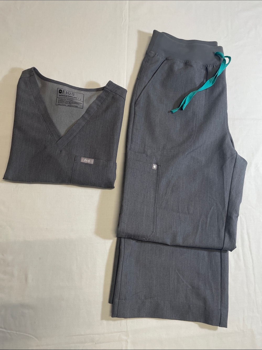 FIGS Graphite Scrub set with Teal drawstring L NWOT